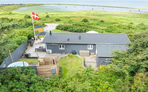 Alessandra - 80M to the Fjord: Blå, Busk, Sommerhus, Bunddække, Have, Estate, Skygge, Landscaping, Stuehus, Eco Hotel