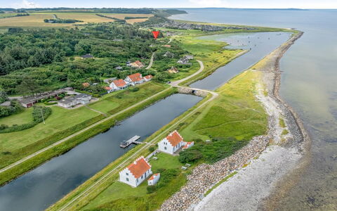 Alessandra - 80M to the Fjord: Blå, Svømmepøl, Møbel, Udendørs Møbler, Udvej, Stol, Skygge, Eco Hotel, Blomsterkrukke