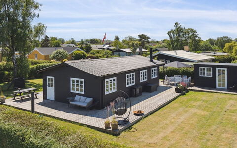 Kim - 250M from the Sea: Hus, Hjem, Tag, Sommerhus, Estate, Have, Gård, Lawn, Landscaping, Backyard