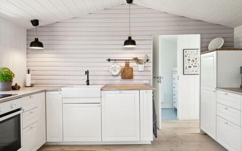 Kim - 250M from the Sea: Køkken, Gulvbelægning, Countertop, Indretning, Cabinetry, Træ, Møbel, Etage, Køkken Apparat, Loft