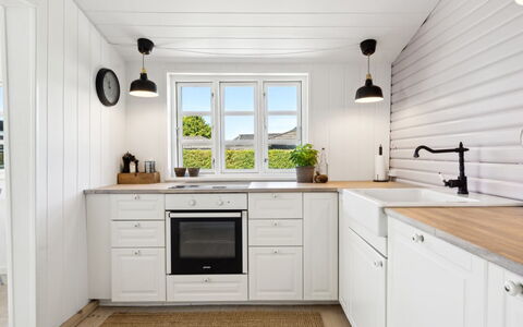 Kim - 250M from the Sea: Køkken, Gulvbelægning, Træ, Cabinetry, Countertop, Indretning, Etage, Møbel, Køkken Apparat, Tap