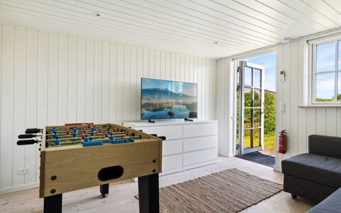 Kim - 250M from the Sea: Træ, Gulvbelægning, Indretning, Etage, Loft, Møbel, Trægulve, Værelse, Hårdttræ, Stue