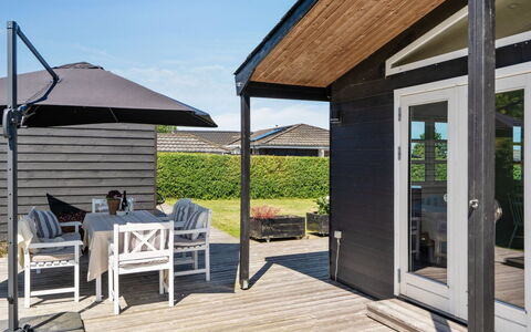 Kim - 250M from the Sea: Køkken, Countertop, Køkken Apparat, Gulvbelægning, Cabinetry, Indretning, Større Bandage, Etage, Hjem, Møbel
