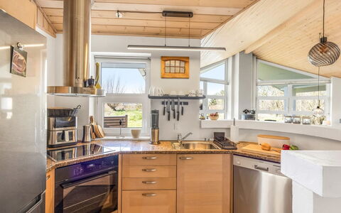 Ljuba - 1.3Km from the Sea: Køkken, Countertop, Indretning, Køkken Apparat, Gulvbelægning, Cabinetry, Træ, Møbel, Loft, Større Bandage