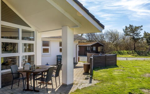 Ljuba - 1.3Km from the Sea: Hjem, Dør, Sommerhus, Skygge, Estate, Veranda, Udendørs Struktur, Sidespor, Garden Bygninger, Stuehus