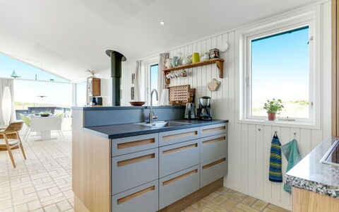 Zina - 50M from the Sea: Træ, Køkken, Gulvbelægning, Countertop, Indretning, Cabinetry, Etage, Møbel, Køkken Apparat, Loft