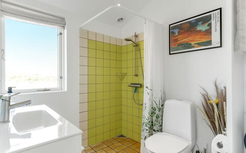 Zina - 50M from the Sea: Væg, Sanitærarmatur, Gulvbelægning, Indretning, Etage, Toilet, Toiletbræt, Badeværelse, Vvs, Håndvask