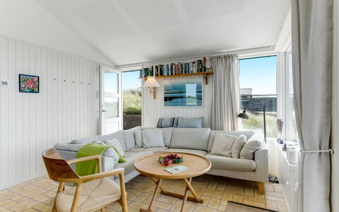 Zina - 50M from the Sea: Møbel, Indretning, Couch, Træ, Etage, Gulvbelægning, Stue, Loft, Hjem, Bord