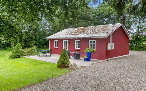 Saran - 30Km from the Sea: Blå, Busk, Sommerhus, Bunddække, Have, Estate, Skygge, Landscaping, Stuehus, Eco Hotel
