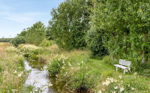 Saran - 30Km from the Sea: Blå, Busk, Sommerhus, Bunddække, Have, Estate, Skygge, Landscaping, Stuehus, Eco Hotel