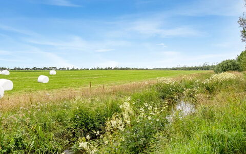 Saran - 30Km from the Sea: Blå, Busk, Sommerhus, Bunddække, Have, Estate, Skygge, Landscaping, Stuehus, Eco Hotel