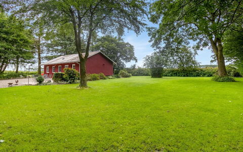 Saran - 30Km from the Sea: Blå, Busk, Sommerhus, Bunddække, Have, Estate, Skygge, Landscaping, Stuehus, Eco Hotel