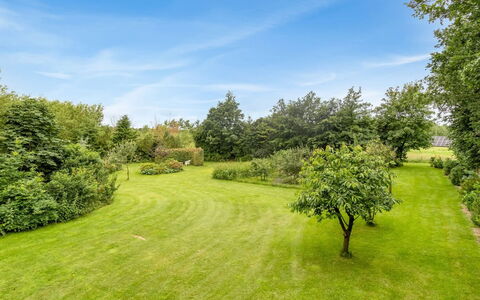 Saran - 30Km from the Sea: Blå, Busk, Sommerhus, Bunddække, Have, Estate, Skygge, Landscaping, Stuehus, Eco Hotel