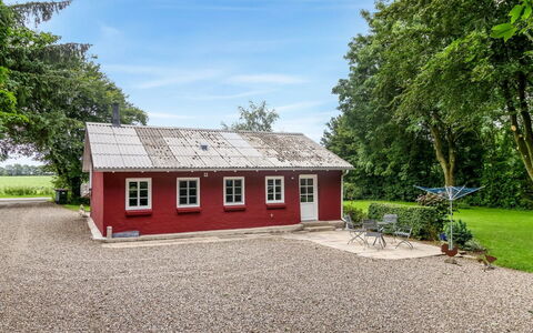 Saran - 30Km from the Sea: Blå, Busk, Sommerhus, Bunddække, Have, Estate, Skygge, Landscaping, Stuehus, Eco Hotel