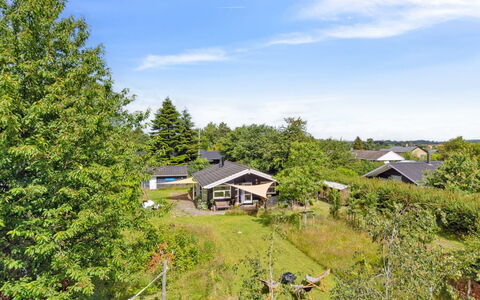 Thanee - 600M to the Fjord: Busk, Hus, Tag, Hjem, Sommerhus, Landdistrikt, Have, Lawn, Estate, Landscaping