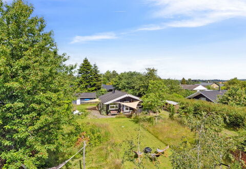 Thanee - 600M to the Fjord: Busk, Hus, Tag, Hjem, Sommerhus, Landdistrikt, Have, Lawn, Estate, Landscaping