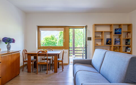 Angelina House: Møbel, Bord, Azure, Træ, Arkitektur, Plante, Stue, Etage, Gulvbelægning, Couch
