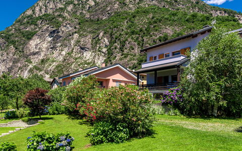 Angelina House: Plante, Himmel, Bjerg, Ejendom, Bygning, Grøn, Natur, Naturlige Landskab, Hus, Træ