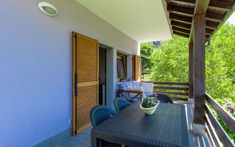 Angelina House: Ejendom, Plante, Bord, Vindue, Skygge, Stol, Træ, Indretning, Veranda