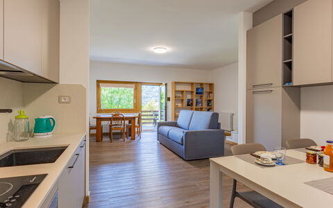 Angelina House: Møbel, Ejendom, Bord, Cabinetry, Træ, Reoler, Indretning, Gulvbelægning, Hylde, Couch