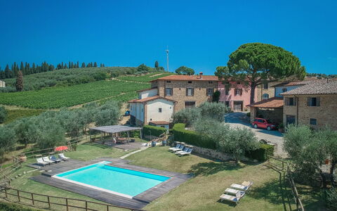 Le Fonti Apartments With Ac Near Siena: Himmel, Plante, Ejendom, Vindue, Azure, Bygning, Træ, Land Lot, Arkitektur, Urban Design
