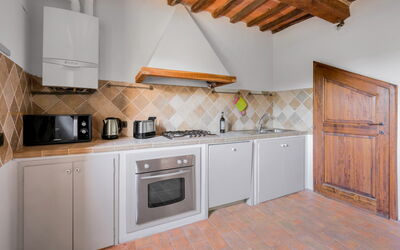 Borgo Apt.: Køkken, Større Bandage, Køkken Apparat, Gulvbelægning, Indretning, Træ, Countertop, Loft, Etage, Komfur