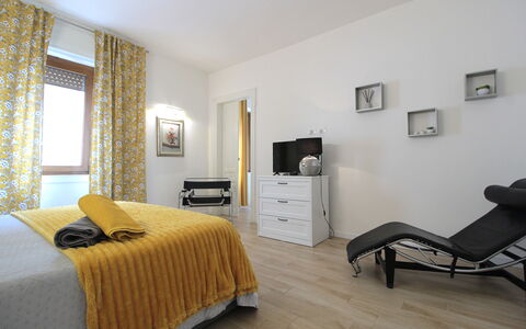 Comfort Apartment, Welness, Terrace: Møbel, Ejendom, Cabinetry, Komfort, Træ, Bygning, Skuffe, Gulvbelægning, Gul, Etage