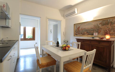 Comfort Apartment, Welness, Terrace: Møbel, Ejendom, Bord, Cabinetry, Billedramme, Stol, Træ, Indretning, Gulvbelægning, Etage