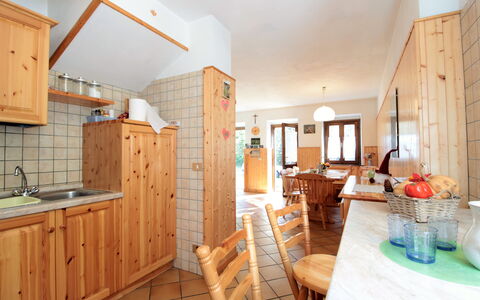 Baita a Pieve Tesino Mountain And Lake: Køkkenvask, Møbel, Cabinetry, Vindue, Bord, Bygning, Håndvask, Plante, Countertop, Belysning