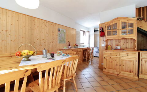 Baita a Pieve Tesino Mountain And Lake: Cabinetry, Ejendom, Møbel, Bord, Køkken, Træ, Indretning, Bygning, Bejdse, Skuffe