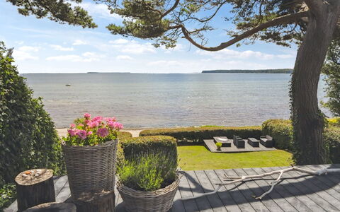 Sten - 30M from the Sea: Møbel, Indretning, Gulvbelægning, Etage, Loft, Værelse, Stol, Bord, Lejlighed, Køkken & Spisebord