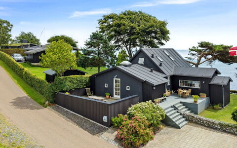 Sten - 30M from the Sea: Møbel, Indretning, Gulvbelægning, Etage, Loft, Værelse, Stol, Bord, Lejlighed, Køkken & Spisebord