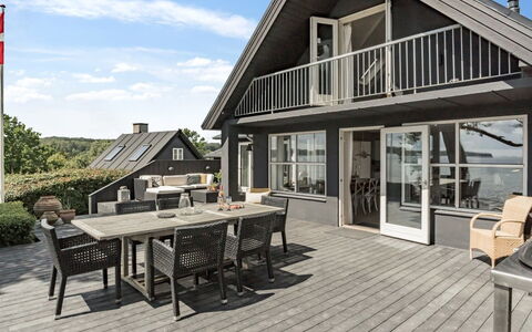 Sten - 30M from the Sea: Møbel, Indretning, Gulvbelægning, Etage, Loft, Værelse, Stol, Bord, Lejlighed, Køkken & Spisebord
