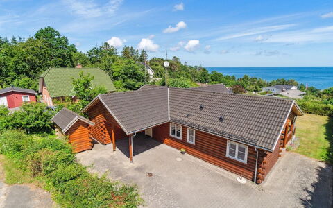Lisbeth - 130M from the Sea: Træ, Tag, Arkitektur, Hjem, Hus, Sommerhus, Sidespor, Hårdttræ, Hældning, Estate