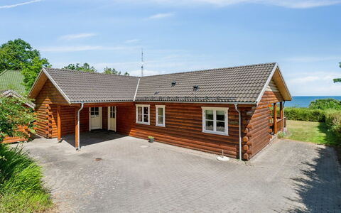 Lisbeth - 130M from the Sea: Træ, Tag, Arkitektur, Hjem, Hus, Sommerhus, Sidespor, Hårdttræ, Hældning, Estate