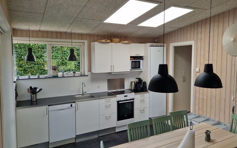Gloria - 500M from the Sea: Gulvbelægning, Køkken, Indretning, Lysarmatur, Møbel, Træ, Loft, Countertop, Køkken Apparat, Etage