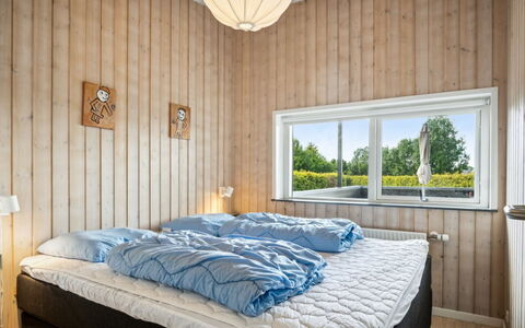 Gloria - 500M from the Sea: Soveværelse, Træ, Seng, Indretning, Sengetøj, Sengetøj, Gulvbelægning, Loft, Etage, Møbel