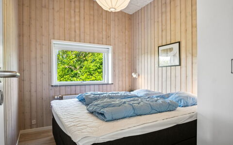 Gloria - 500M from the Sea: Soveværelse, Træ, Indretning, Seng, Gulvbelægning, Loft, Etage, Sengetøj, Sengetøj, Værelse