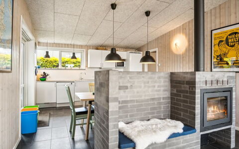 Gloria - 500M from the Sea: Væg, Gulvbelægning, Træ, Indretning, Loft, Etage, Møbel, Værelse, Hearth, Køkken