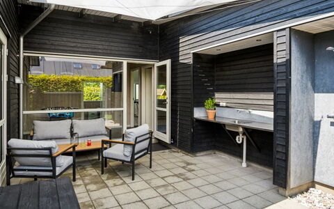Gloria - 500M from the Sea: Møbel, Indretning, Gulvbelægning, Etage, Loft, Værelse, Stol, Bord, Lejlighed, Køkken & Spisebord