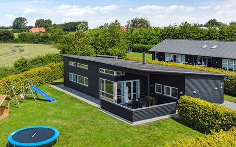 Gloria - 500M from the Sea: Møbel, Indretning, Gulvbelægning, Etage, Loft, Værelse, Stol, Bord, Lejlighed, Køkken & Spisebord