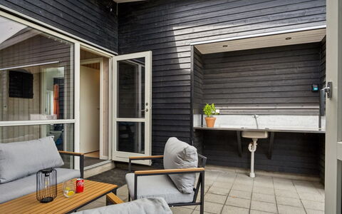 Gloria - 500M from the Sea: Møbel, Indretning, Gulvbelægning, Etage, Loft, Værelse, Stol, Bord, Lejlighed, Køkken & Spisebord