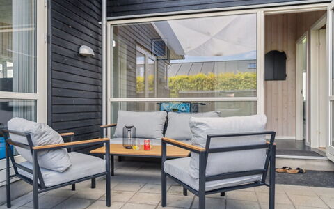 Gloria - 500M from the Sea: Møbel, Indretning, Gulvbelægning, Etage, Loft, Værelse, Stol, Bord, Lejlighed, Køkken & Spisebord