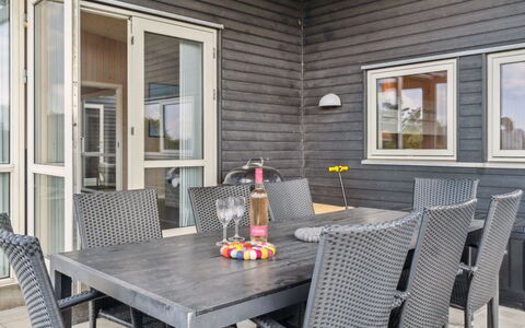 Gloria - 500M from the Sea: Møbel, Indretning, Gulvbelægning, Etage, Loft, Værelse, Stol, Bord, Lejlighed, Køkken & Spisebord