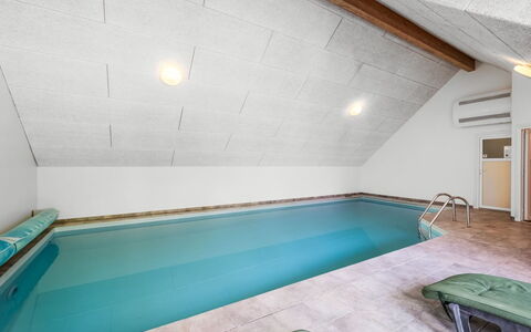 Hera: Gulvbelægning, Loft, Etage, Svømmepøl, Attic, Udvej, Dagslys, Flise, Design, Hotel