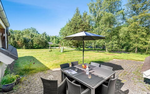 Hera: Busk, Stol, Have, Lawn, Skygge, Landscaping, Udendørs Møbler, Gård, Udendørs Bord, Backyard