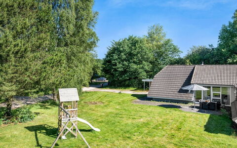 Hera: Træ, Græs, Busk, Sommerhus, Hus, Hjem, Land Lot, Tag, Have