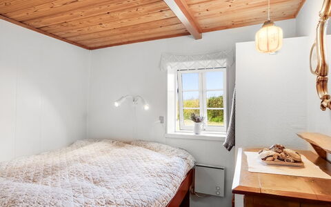 Vili - 100M from the Sea: Væg, Træ, Soveværelse, Seng, Loft, Indretning, Etage, Møbel, Hjem, Hus