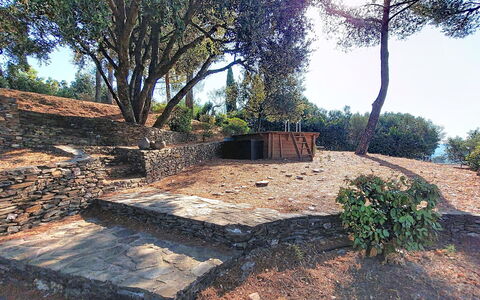 Le Belvédère D'Estelle: Træ, Bagagerum, Vedplante, Jord, Skygge, Landscaping, Stenmur, Skygge, Walkway