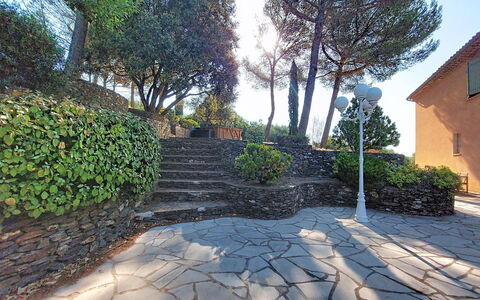 Le Belvédère D'Estelle: Flise, Cobblestone, Have, Walkway, Skygge, Landscaping, Indkørsel, Stenmur, Backyard, Trappe